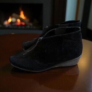AEROSOLES Black Suede Zip Wedge Booties Ankle Boots Size 6.5